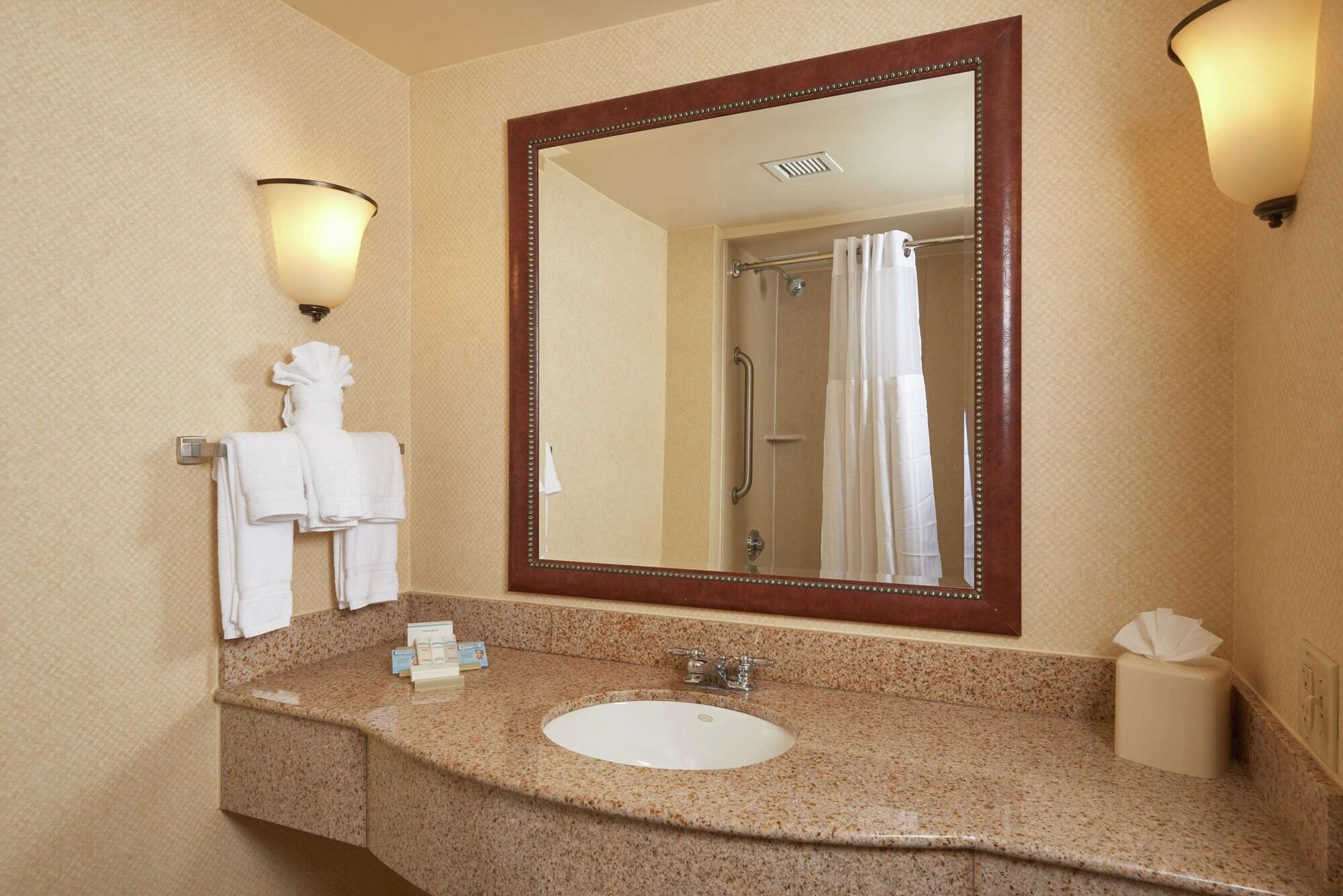 Hilton Garden Inn Newport News Ngoại thất bức ảnh